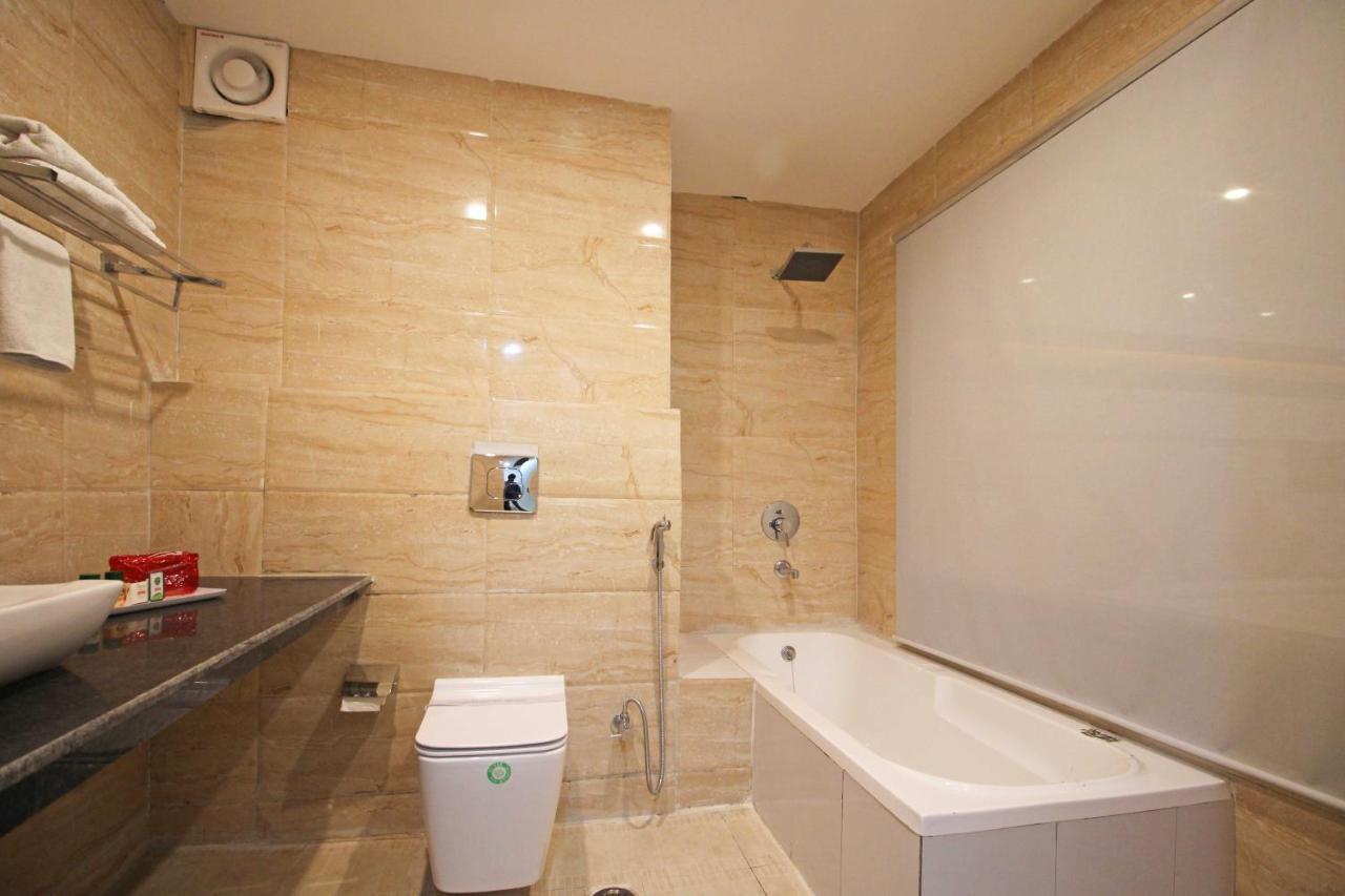 Oyo 4964 Golden Oyster Suites Dehradun Esterno foto